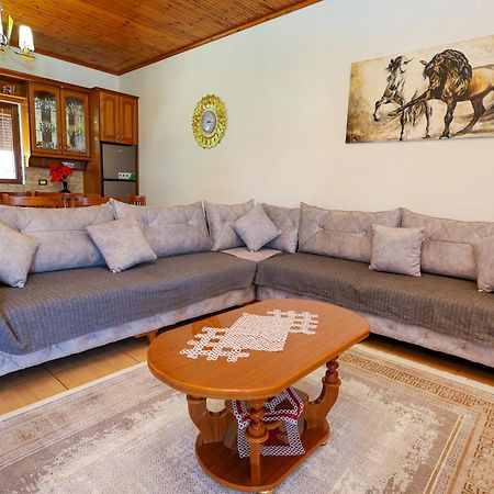 Villa Kevin Берат Екстериор снимка