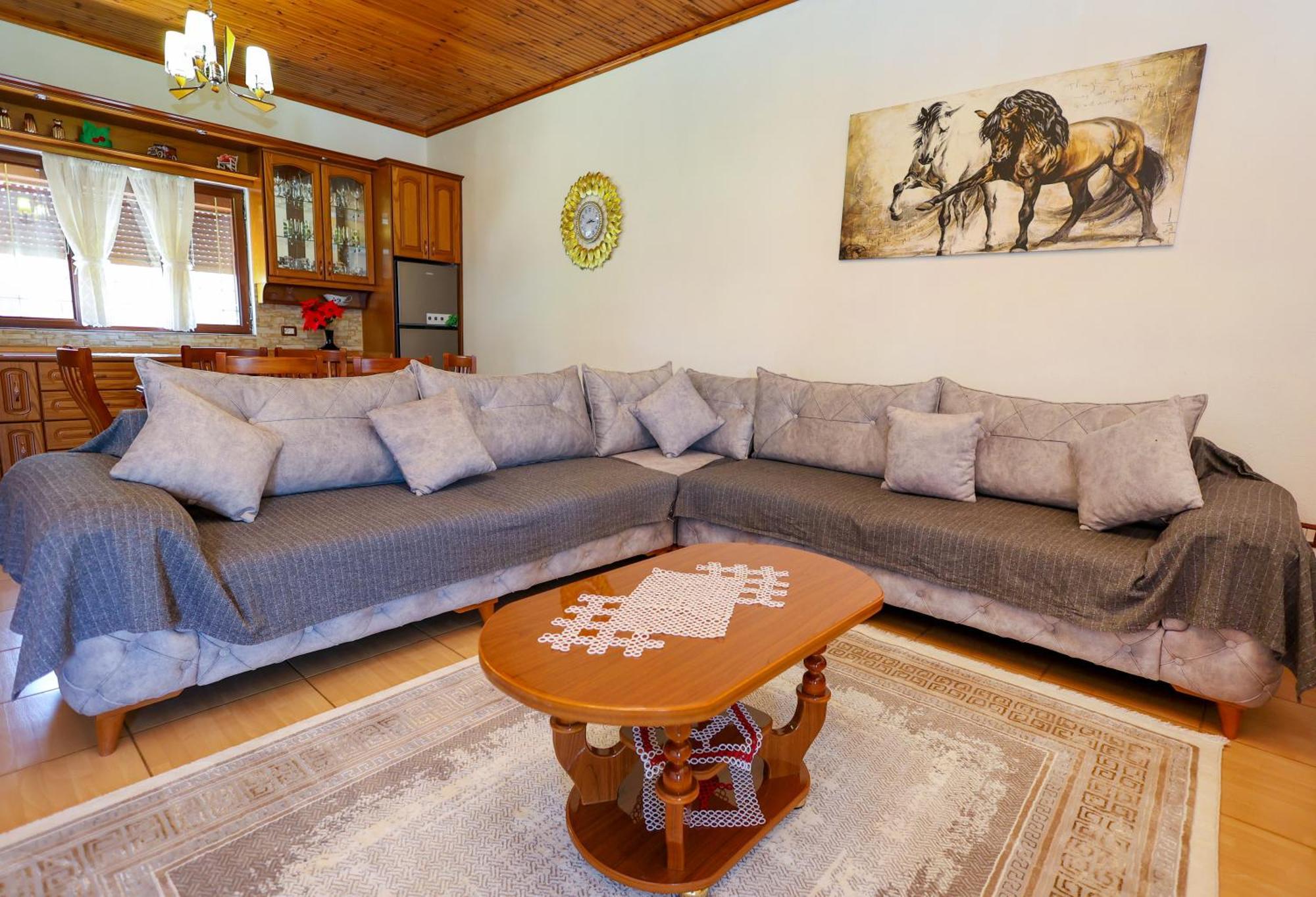 Villa Kevin Берат Екстериор снимка