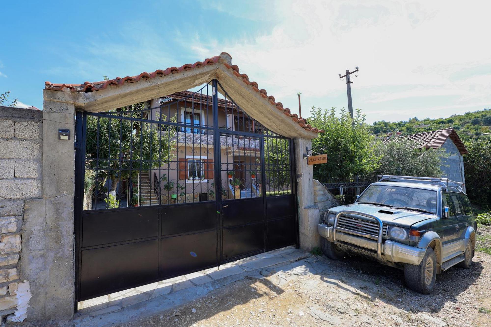 Villa Kevin Берат Екстериор снимка